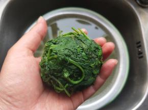 用手挤出水分，揉成团。