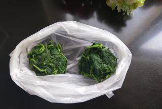 取干净的食品袋，将艾叶团放入袋子。