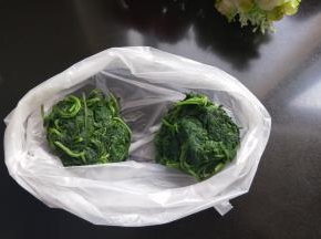 取干净的食品袋，将艾叶团放入袋子。