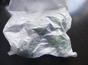 放入冰箱冷冻，吃的时候，拿出一团来解冻就可以像新鲜的艾叶一样食用哦！