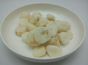 马蹄洗净，削皮（马蹄是朋友自己去挖的，非常新鲜，也是在她的建议下做的，口感相当不错）