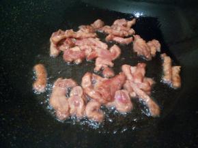 锅里倒油，先炒香蒜泥，再倒牛肉丝翻炒（牛肉切丝，加料酒半勺，生抽一勺，细盐半勺，番薯粉半勺，抓上浆）