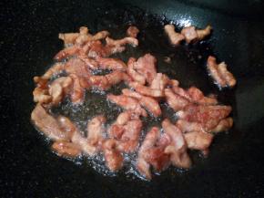 待肉丝翻炒至微黄，