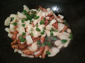 出锅前撒点葱花即可