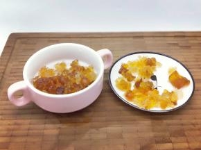 桃胶泡12小时以上，泡好的桃胶一定要清理干净。