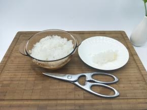 干银耳冷水泡发，去根，用食品剪刀剪碎。