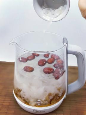 加入纯净水至最高水位，把所有食材放入养生壶里，启动养生壶，养生汤功能，就不用管了。