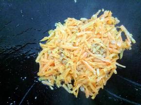 加入胡萝卜翻炒