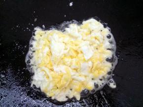 锅里油热将鸡蛋炒散