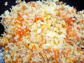 最后加入备用的鸡蛋翻几下