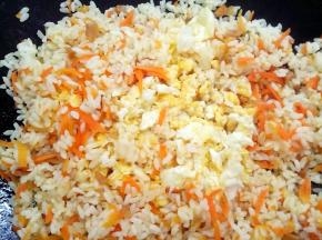 最后加入备用的鸡蛋翻几下