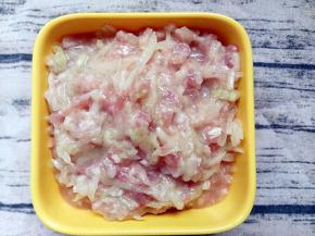 肉末黄瓜和玉米淀粉搅拌均匀