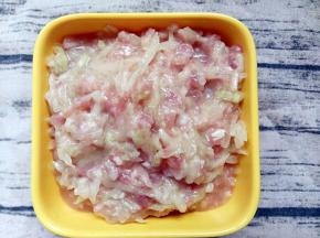 肉末黄瓜和玉米淀粉搅拌均匀