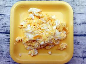 炒好的鸡蛋备用