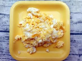 炒好的鸡蛋备用