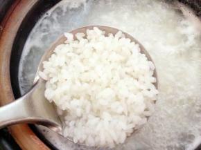 大米煮八分熟的时候