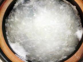 锅里水开放入大米再搅拌一下