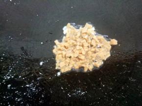 锅里再放入萝卜干煎