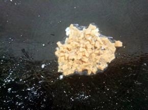 锅里再放入萝卜干煎