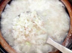 加入黄瓜肉末再次搅拌