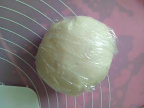 揉成光滑的面团，盖保鲜膜松弛20分钟