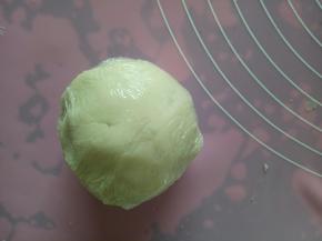 揉成团包保鲜膜放冰箱冷藏20分钟