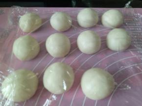 将松弛好的油皮和油酥分别平均分成11份