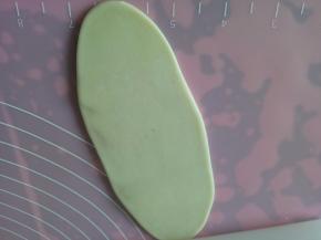 取一份油皮擀成牛舌状