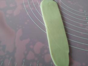 取一份油皮，接口处向上擀开