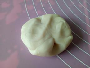 两边收起来，用手掌按圆