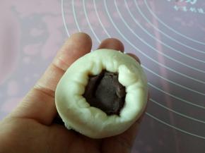 将豆沙包入，收口捏紧，彩色的面块无需包馅