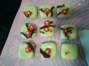 把中间树枝的接口处小心的剪开，不要碰到下面的