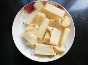 甘蔗切段，我牙齿不好，切的比较小块。