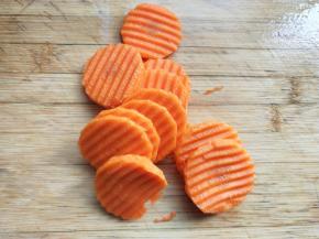 胡萝卜切片（可以切成自己喜欢的形状）