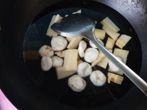 锅内放水，放入甘蔗和马蹄，水开后转小火煮一小时。