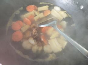 放入黄糖和胡萝卜，再煮10分钟。