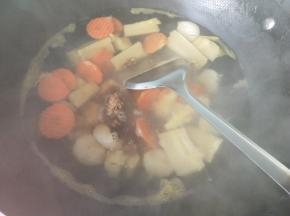 放入黄糖和胡萝卜，再煮10分钟。