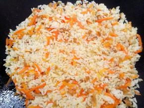 再加入米饭炒散