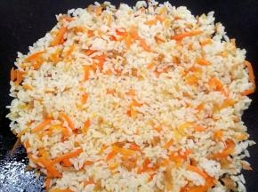 再加入米饭炒散