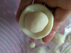 将油酥包入油皮