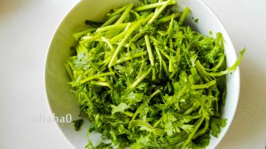 切好的茼蒿收大碗里，茼蒿比较蓬松，容器最好大一点。