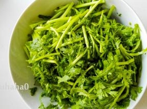 切好的茼蒿收大碗里，茼蒿比较蓬松，容器最好大一点。