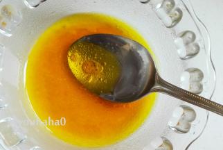 调料碗里依次放入橄榄油、红酒醋、5克白糖、2克盐，所有的调料搅匀，红酒醋的用量试着加，品尝酸度自行调节用量至可口为止。