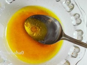 调料碗里依次放入橄榄油、红酒醋、5克白糖、2克盐，所有的调料搅匀，红酒醋的用量试着加，品尝酸度自行调节用量至可口为止。