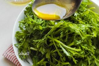 将料汁浇在茼蒿上