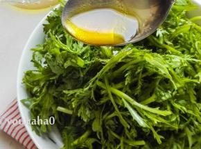 将料汁浇在茼蒿上