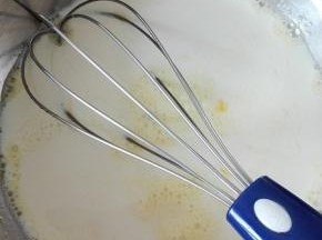 一个鸡蛋加20g细砂糖，用手抽打散即可，加入牛奶搅匀