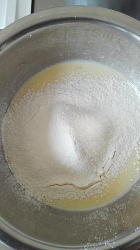 筛入低粉搅匀