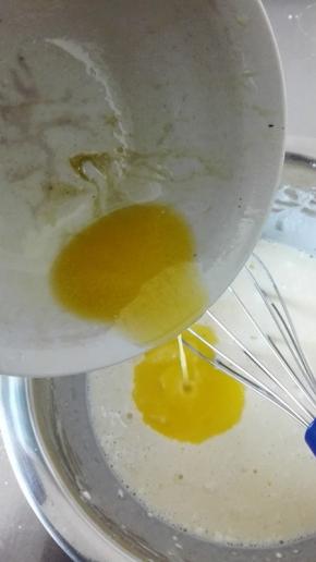 融化的黄油倒入面糊中搅匀，有小疙瘩也没有关系