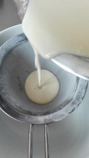 面糊过筛，筛子上的小面疙瘩用刮刀碾压后，把筛子浸到面糊里再筛一遍；